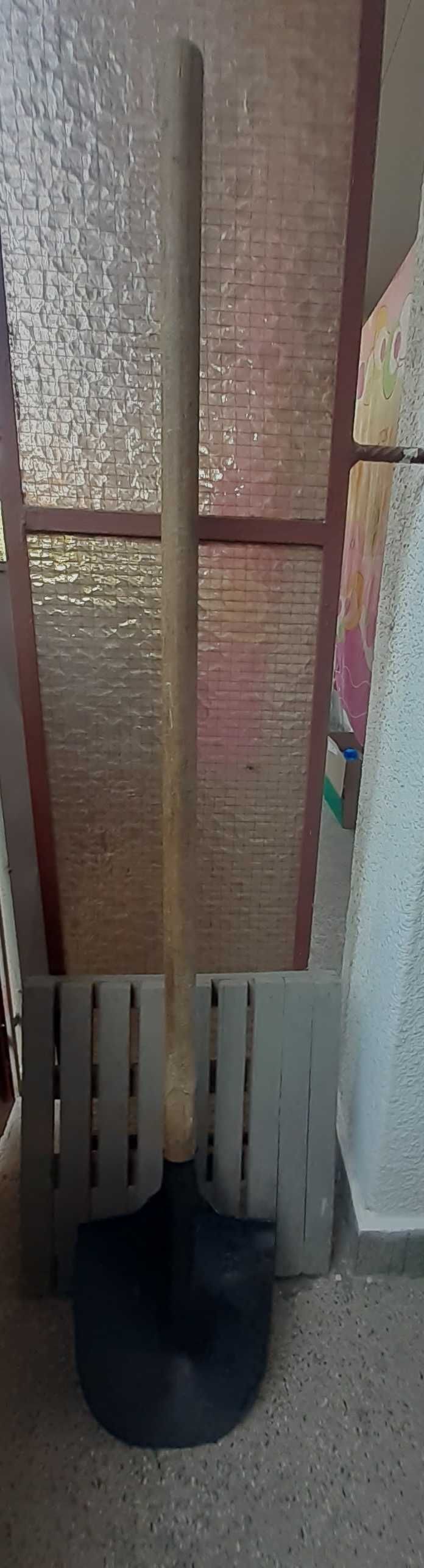 Продавам 2 желязни лопати
