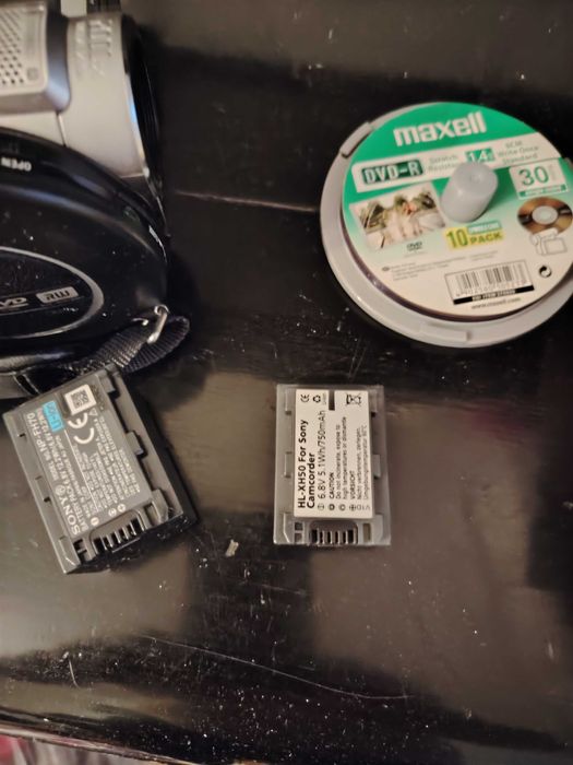 Vând camera filmat hibrid Sony cu mini dvd și card foto