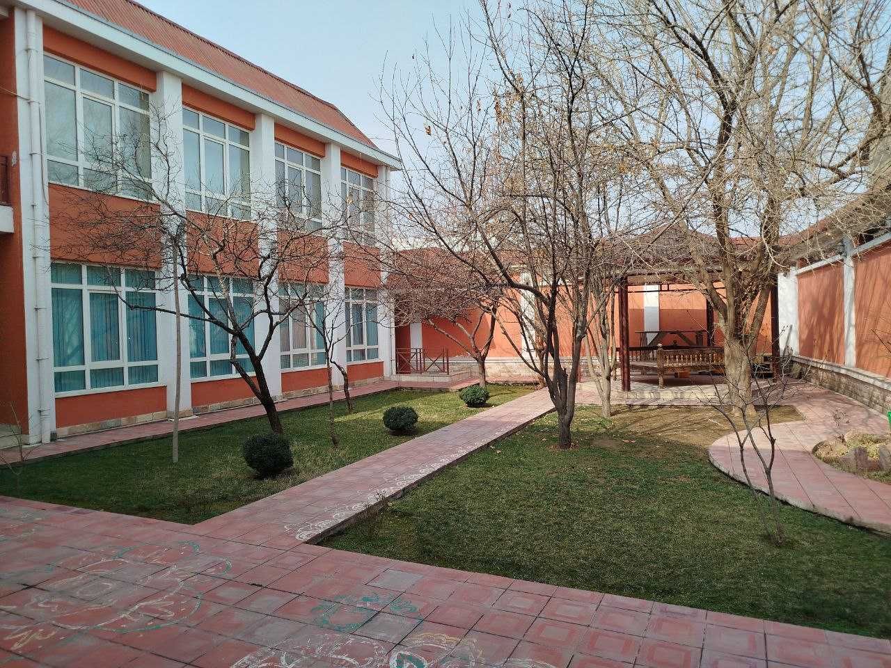 Сдаётся в аренду участок с домом в элитном районе  Яккасарай Гостиница