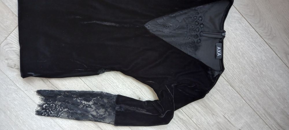 Rochita neagra din catifea cu dantelala mâneci,la decolteu și la genun