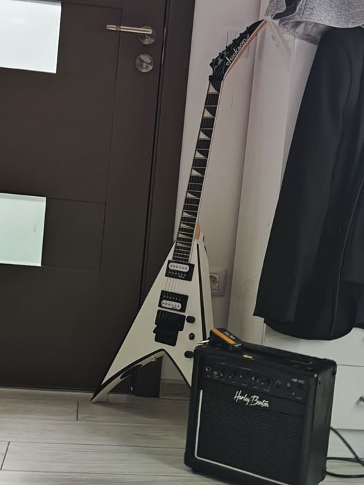 Chitara Electrica Jackson JS32 King V WH AH impecabila, cu accesorii