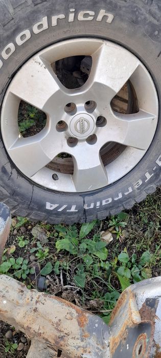 Genți +cauciucuri pt Nissan Navara d22 și d40 R16 70 255