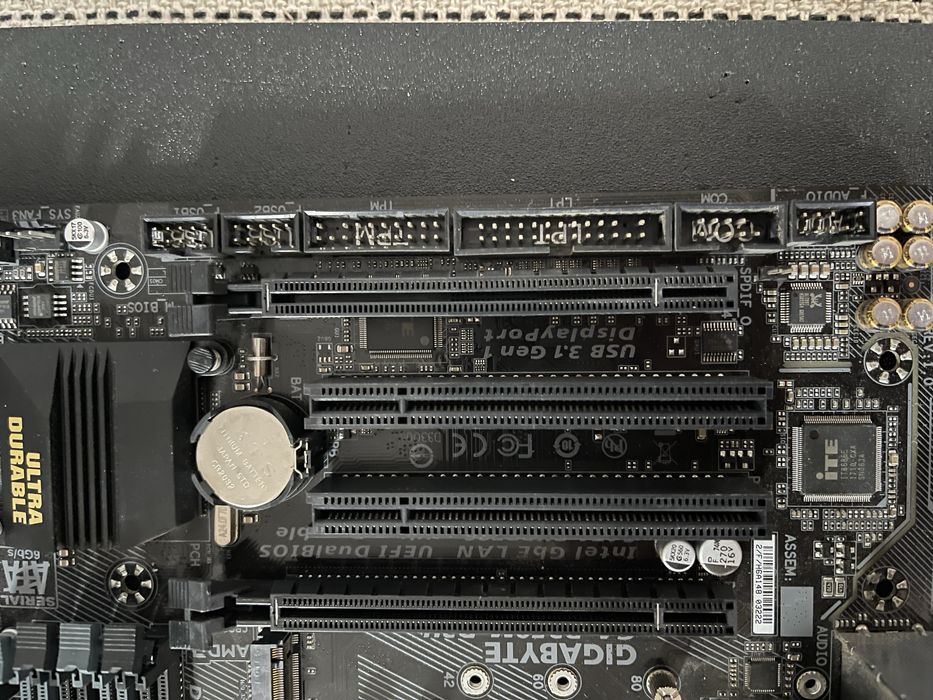 Placa de baza Gigabyte GA-B250M-D3H ( mic defect )+ Procesor i5 7400 .