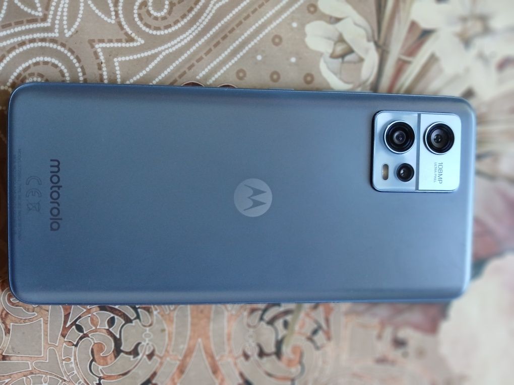 Продавам нов телефон Motorola g72