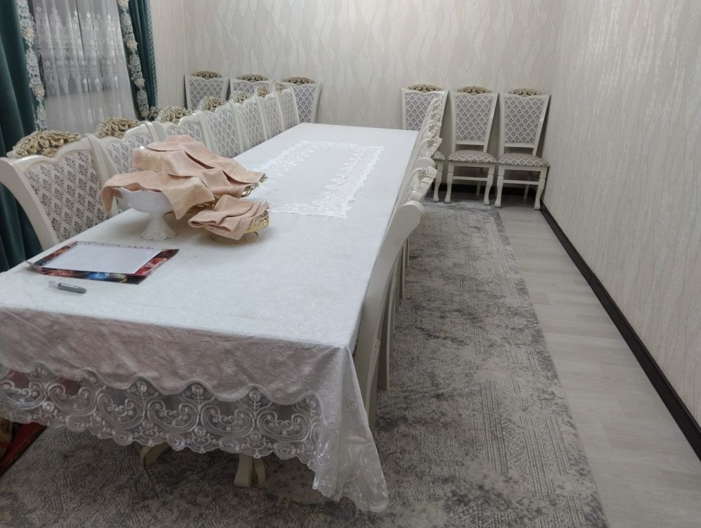 Стол с стулями продается