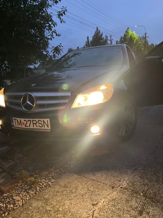 Vând mercedes C180