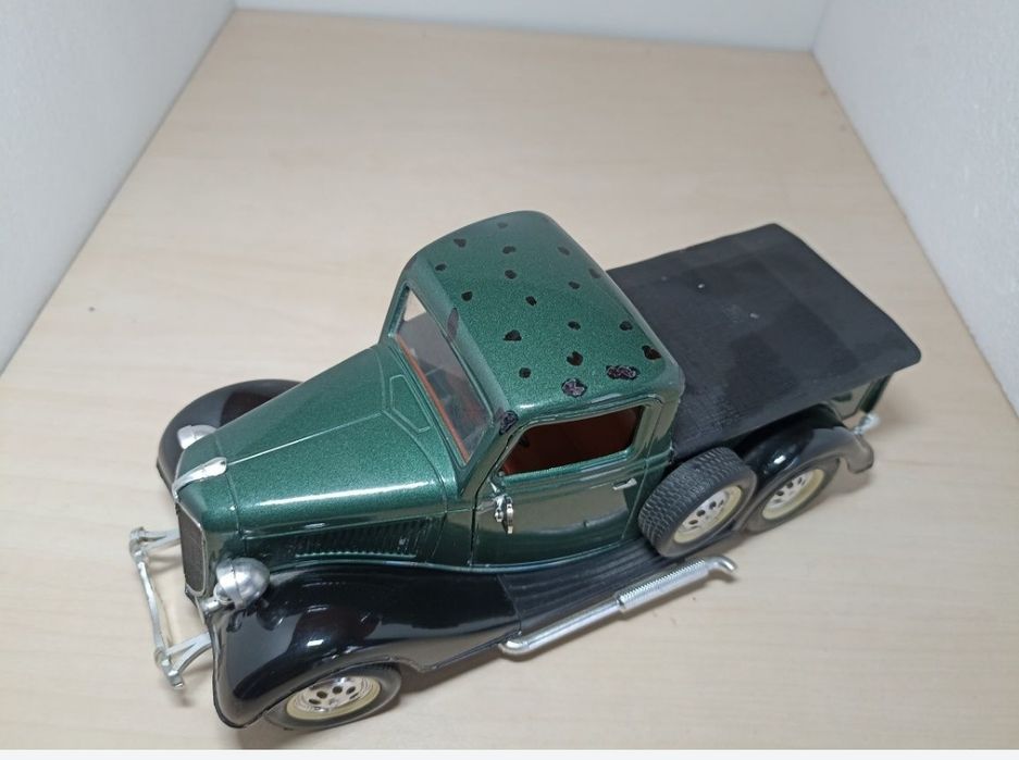 Ford V8 
Scara 1:19
solido 

Pozele reflectă realitatea. Se vinde exac