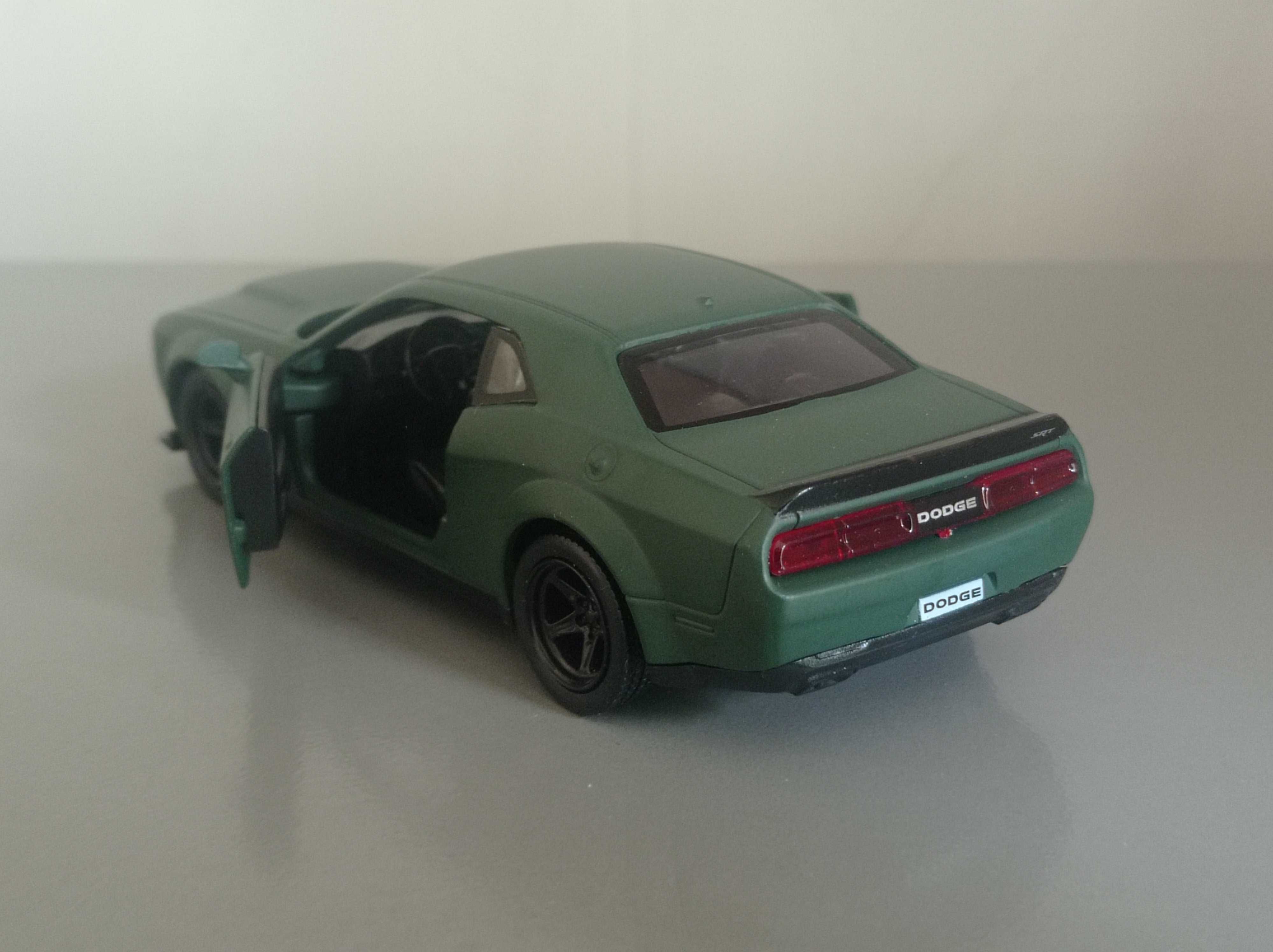 Коллекционная модель Dodge Challenger, масштаб 1:36