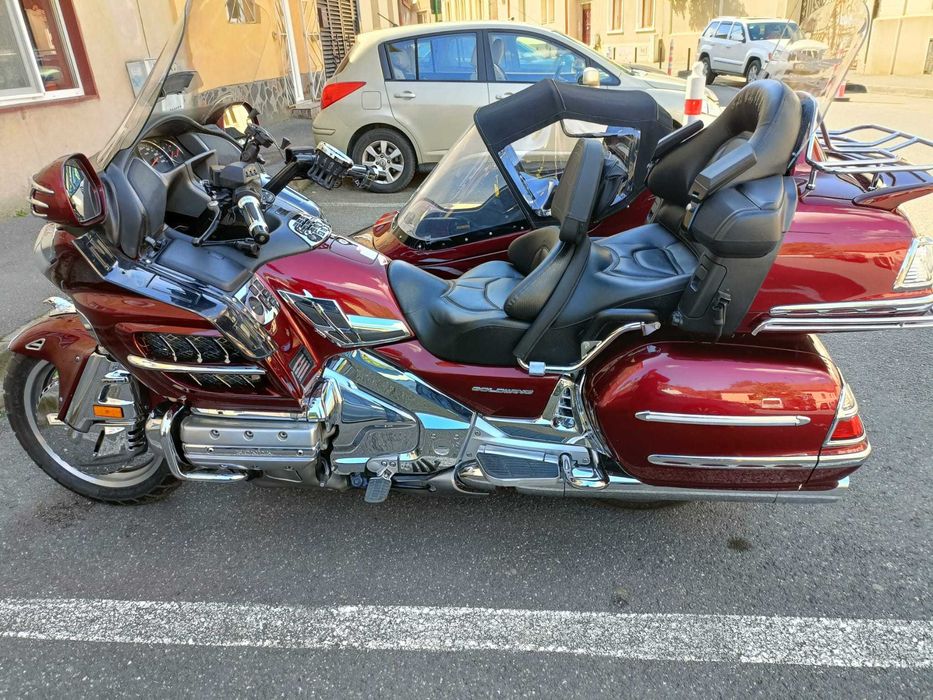 Vand Honda Goldwing 1800 cu atas de 2 locuri din 2009