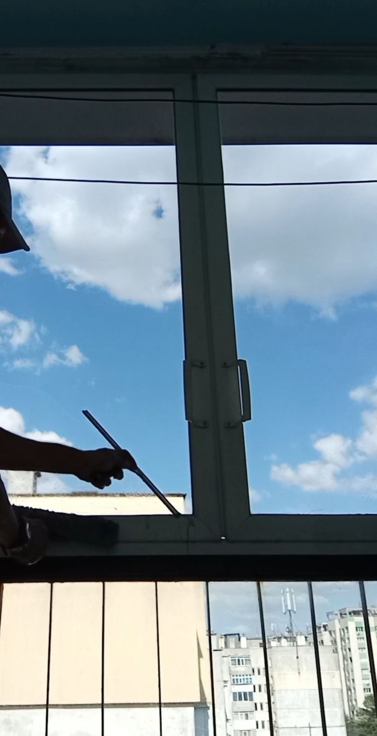 Професионално почистване на прозорци и витрини