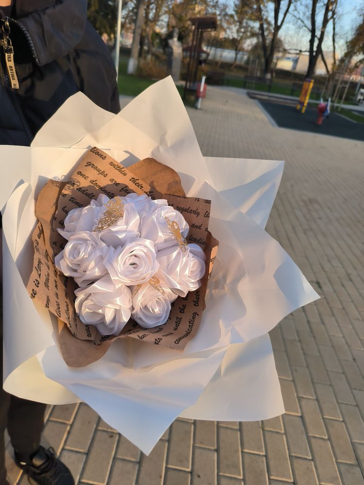 Букети от сатенени рози