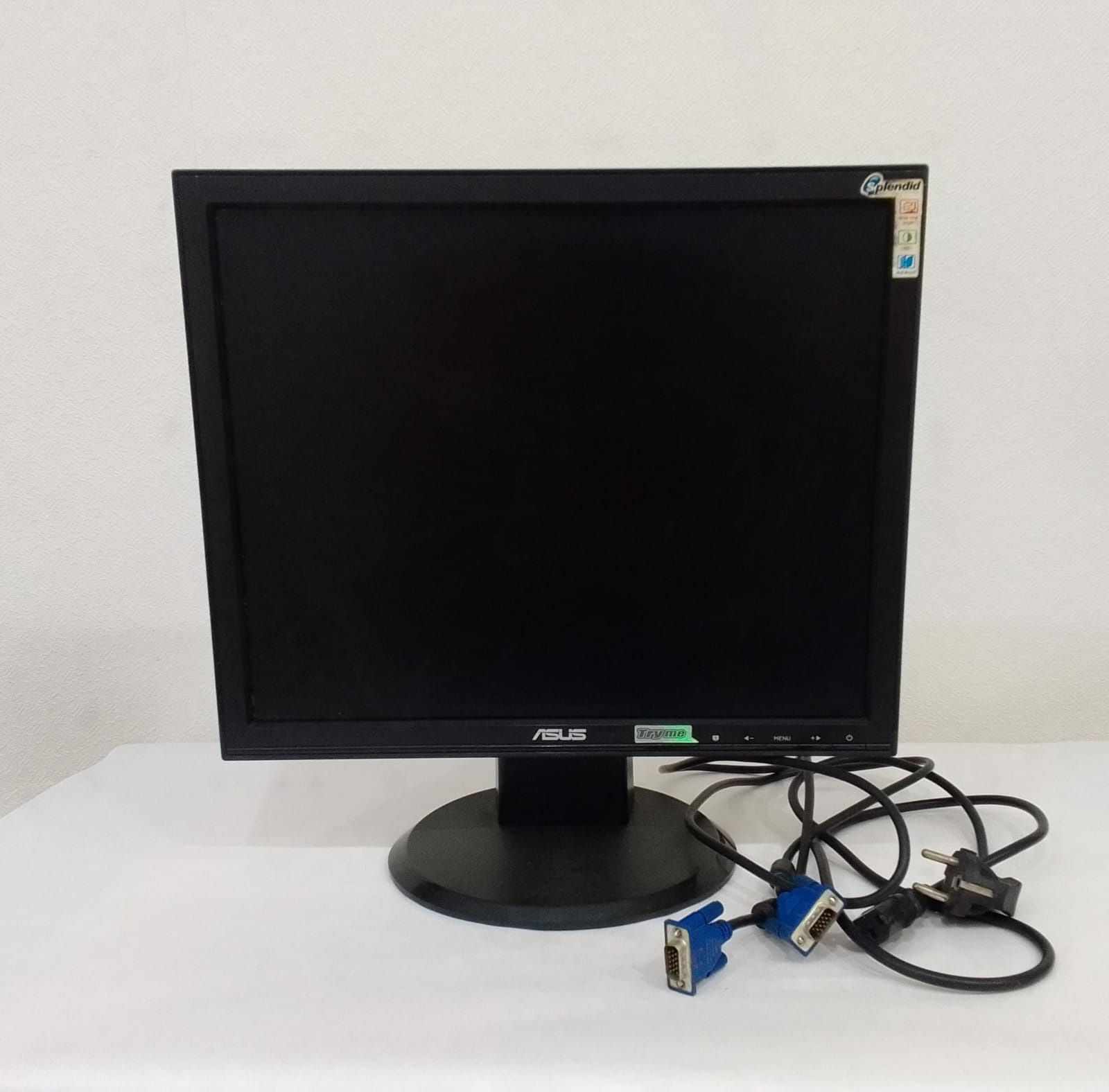 Монитор ASUS VB172D
Яркость:300 кд/м2
Есть настенное крепление 
Диагон