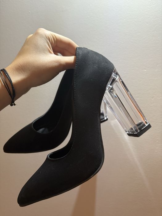 Черна официална обувка на висок “стъклен” ток