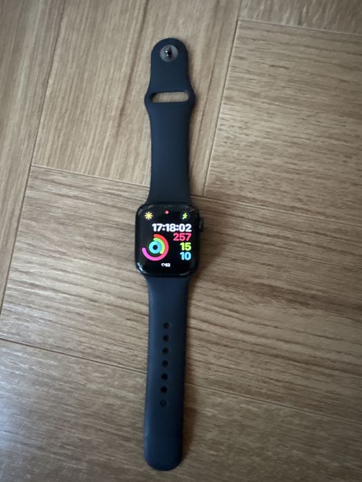 продаю срочно Apple Watch SE
