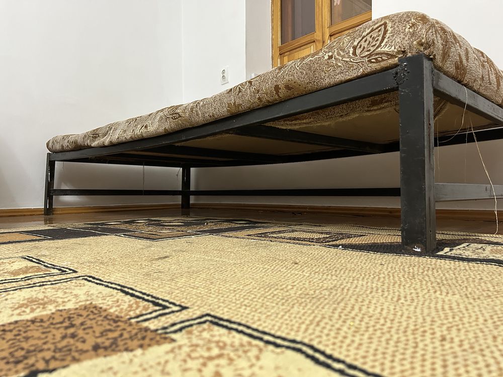 Кровать добротная,диван