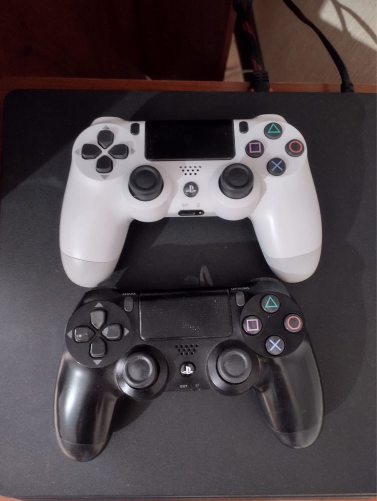 Продам плейстейшен PS4 в хорошем состоянии