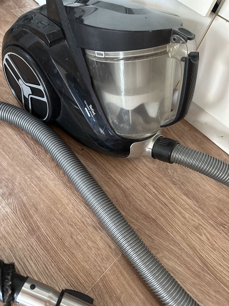 Пылесос Tefal черного цвета
