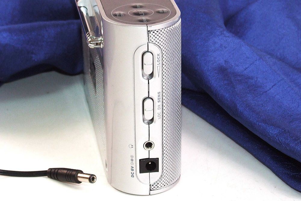 Radio Ceas TCM, Made in Germany, 220 V sau baterii, 4 lung. unda, NOU