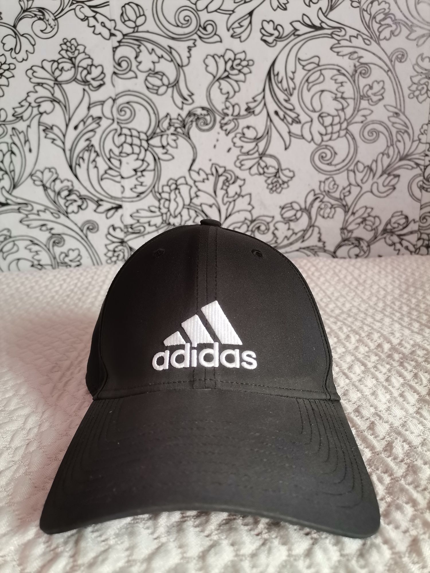 Шапка с козирка Adidas + тениска