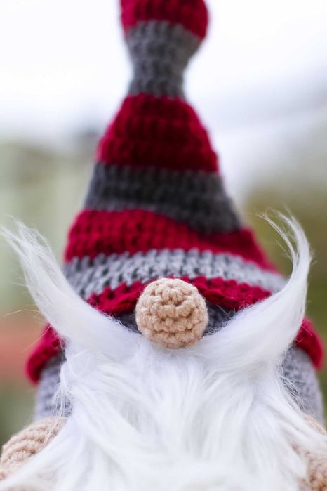 Figurina crosetata gnom de Craciun. Opritor de usa. Cadou handmade