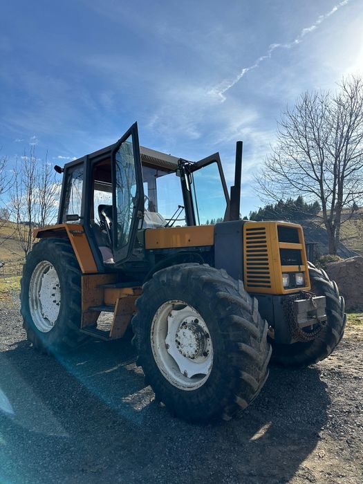 Vînd tractor Renault