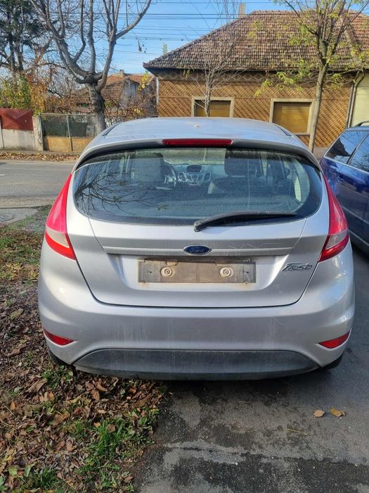 Vând Ford fiesta 2011