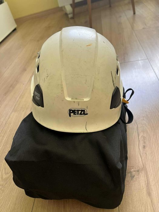 Сбруя Petzl AVAO и каска Petzl Vertex Vent