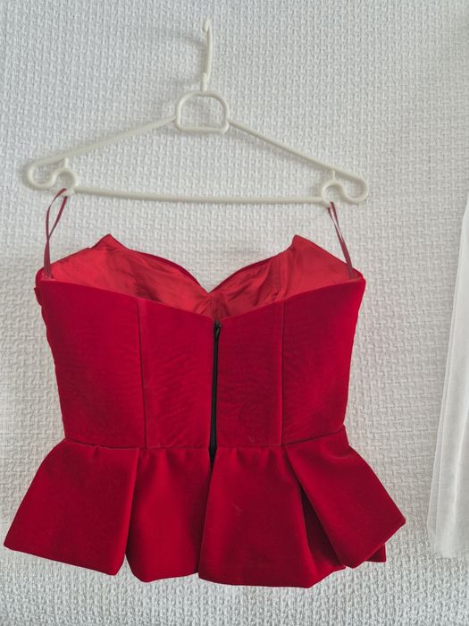 Top catifea cea mai buna calitate  și fusta tul natural .