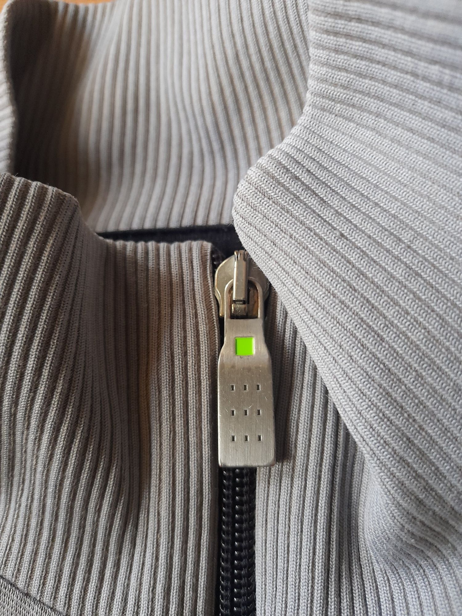 BOSS мъжко горнище L- XL размер.