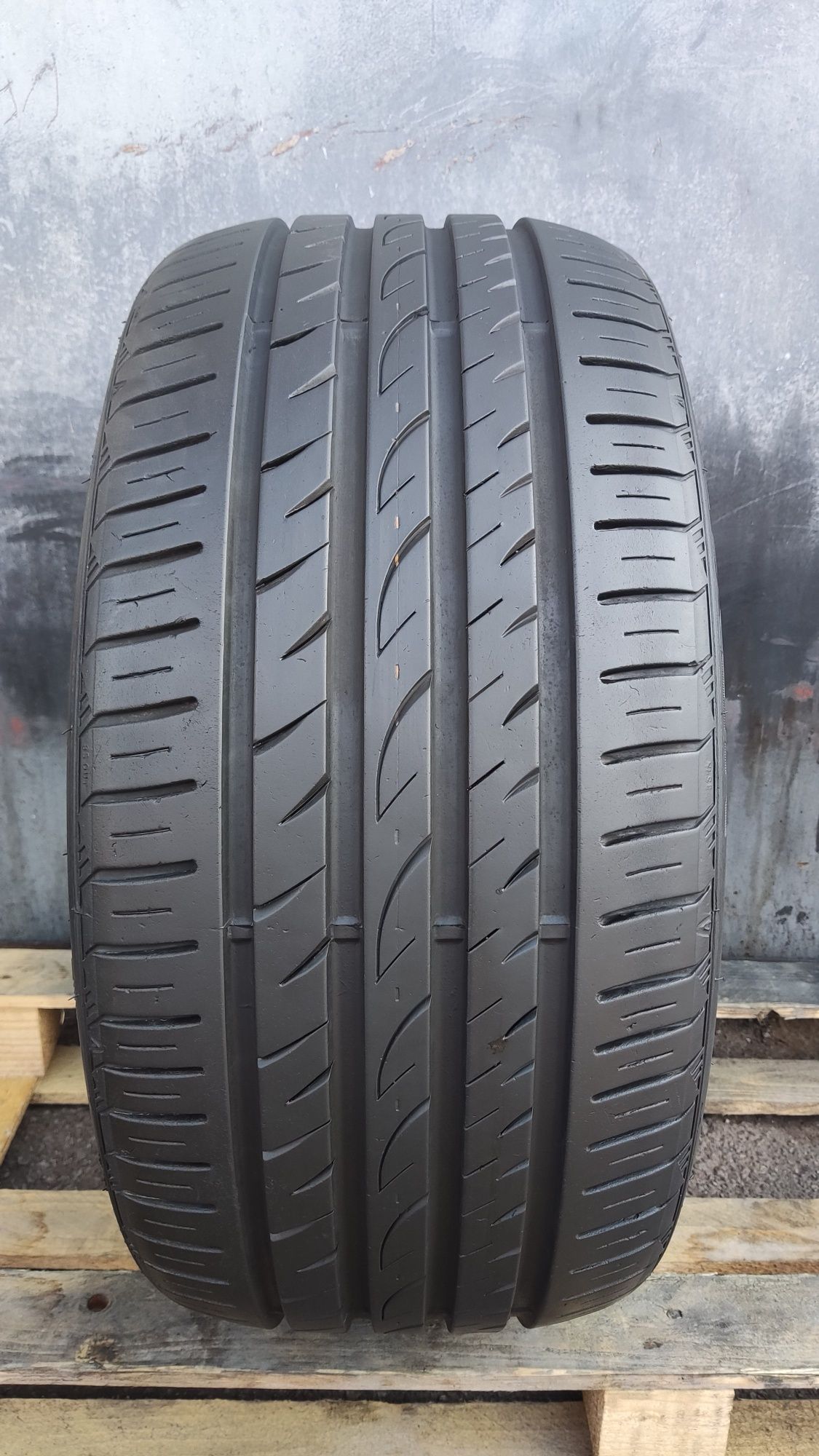 1бр. лятна гума 255/35/19 Nexen NFera SU4
dot23
8.2mm
Много добро съст