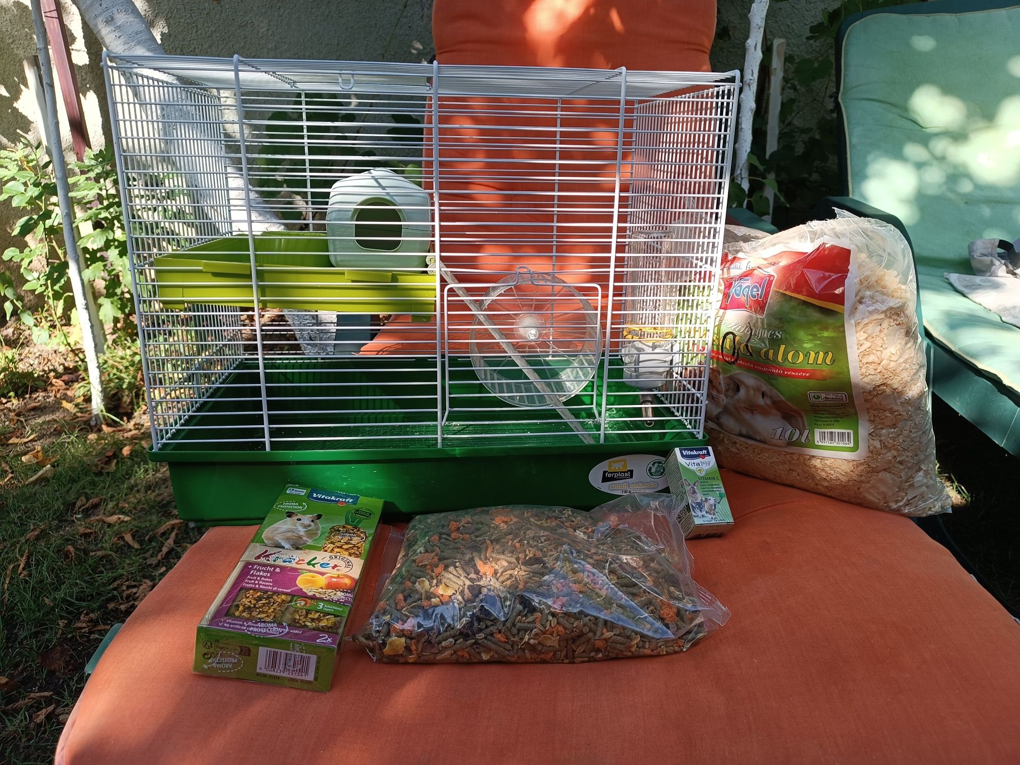 Vând cușcă hamster + accesorii și mâncare incluse