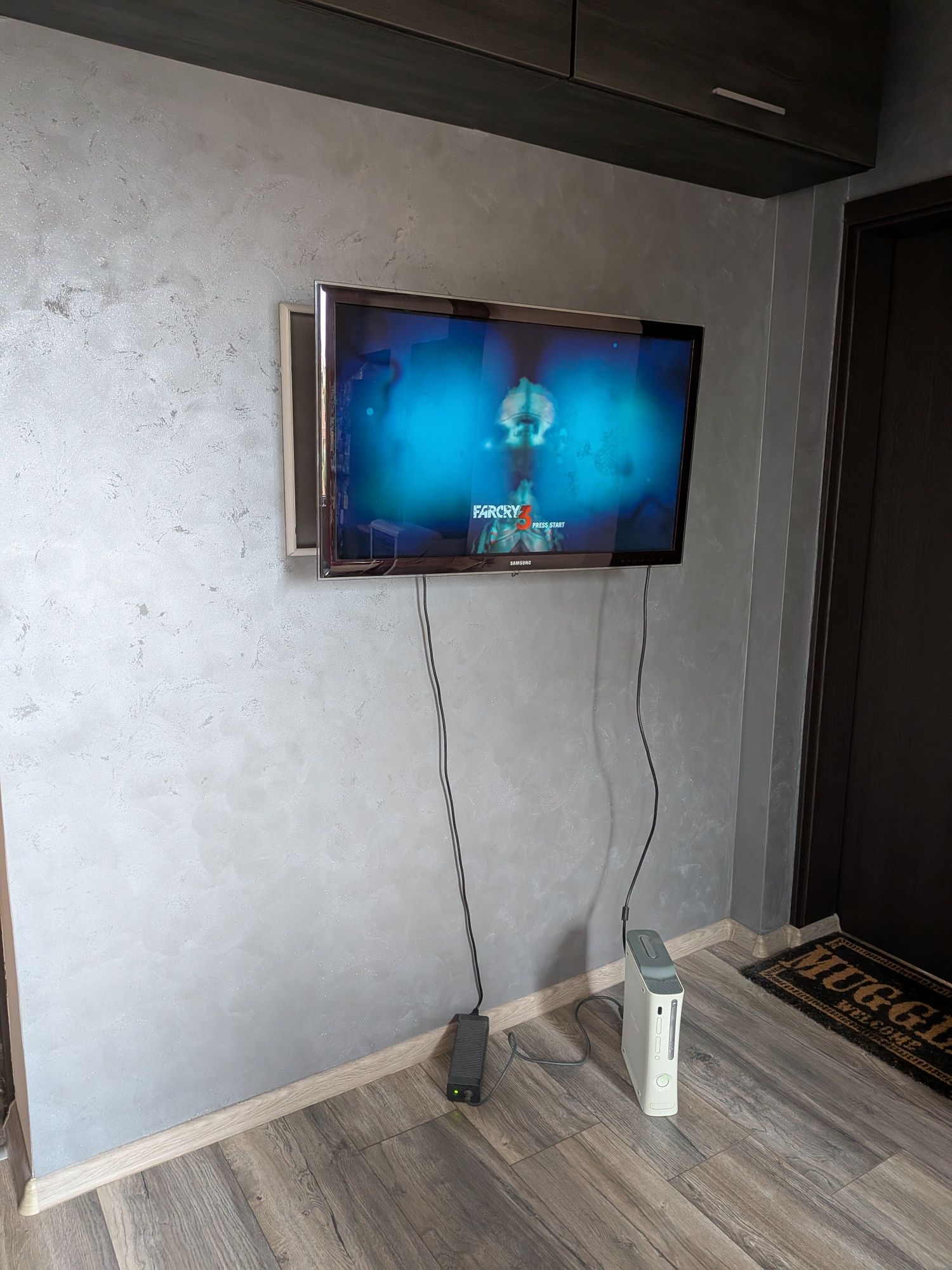 Xbox 360 с два контролера, китара и 9 игри на диск