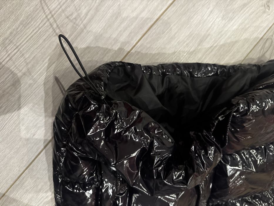 Лъскаво, черво, водоустойчево яке