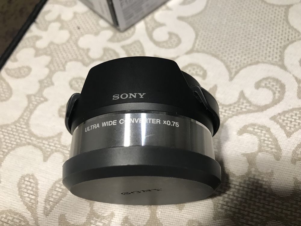 Объектив Sony 16mm SEL16F28 + насадка Sony VCL-ECU1