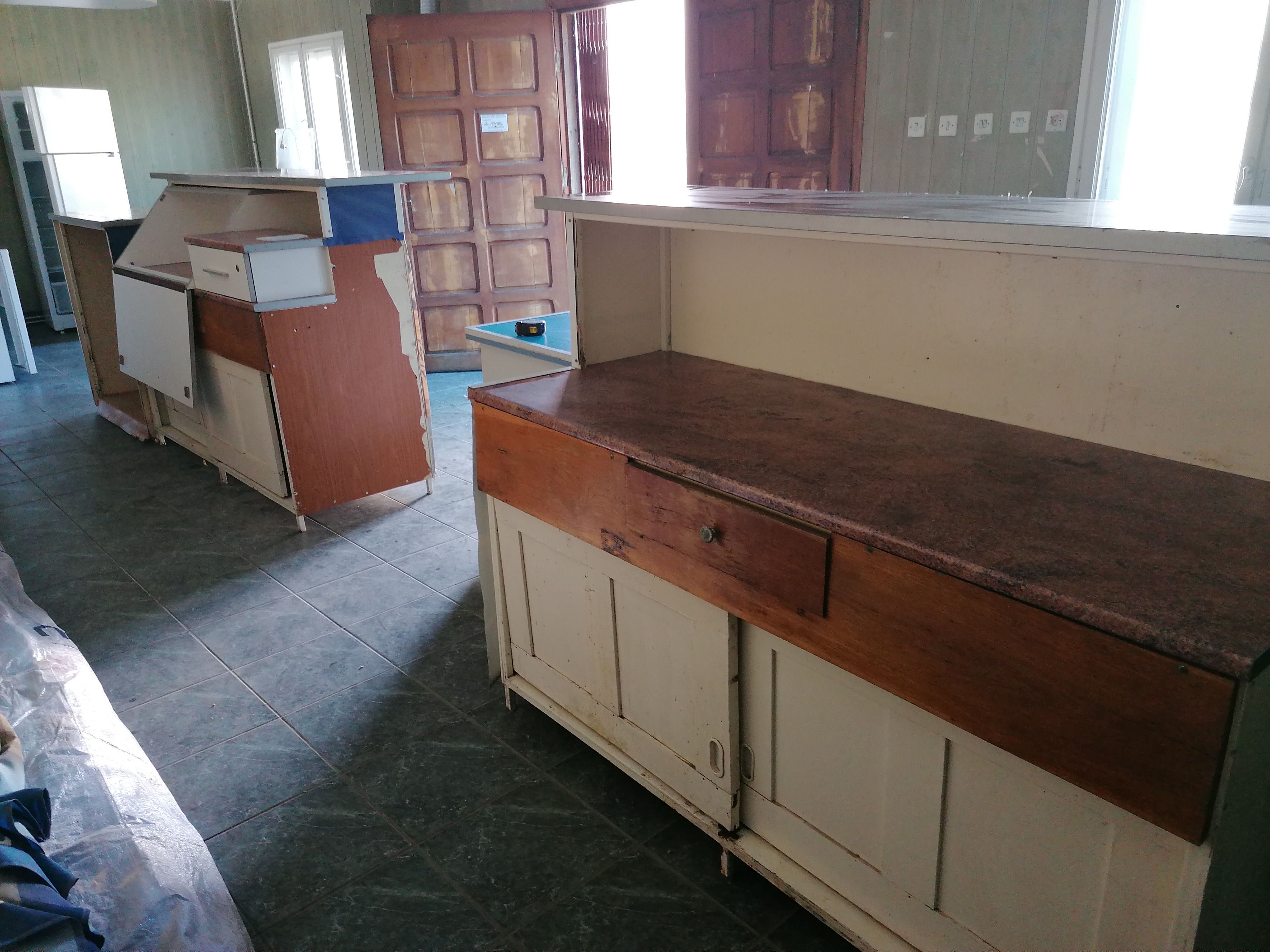 Vând corpuri mobilier bar si vestiar stare buna de folosință!