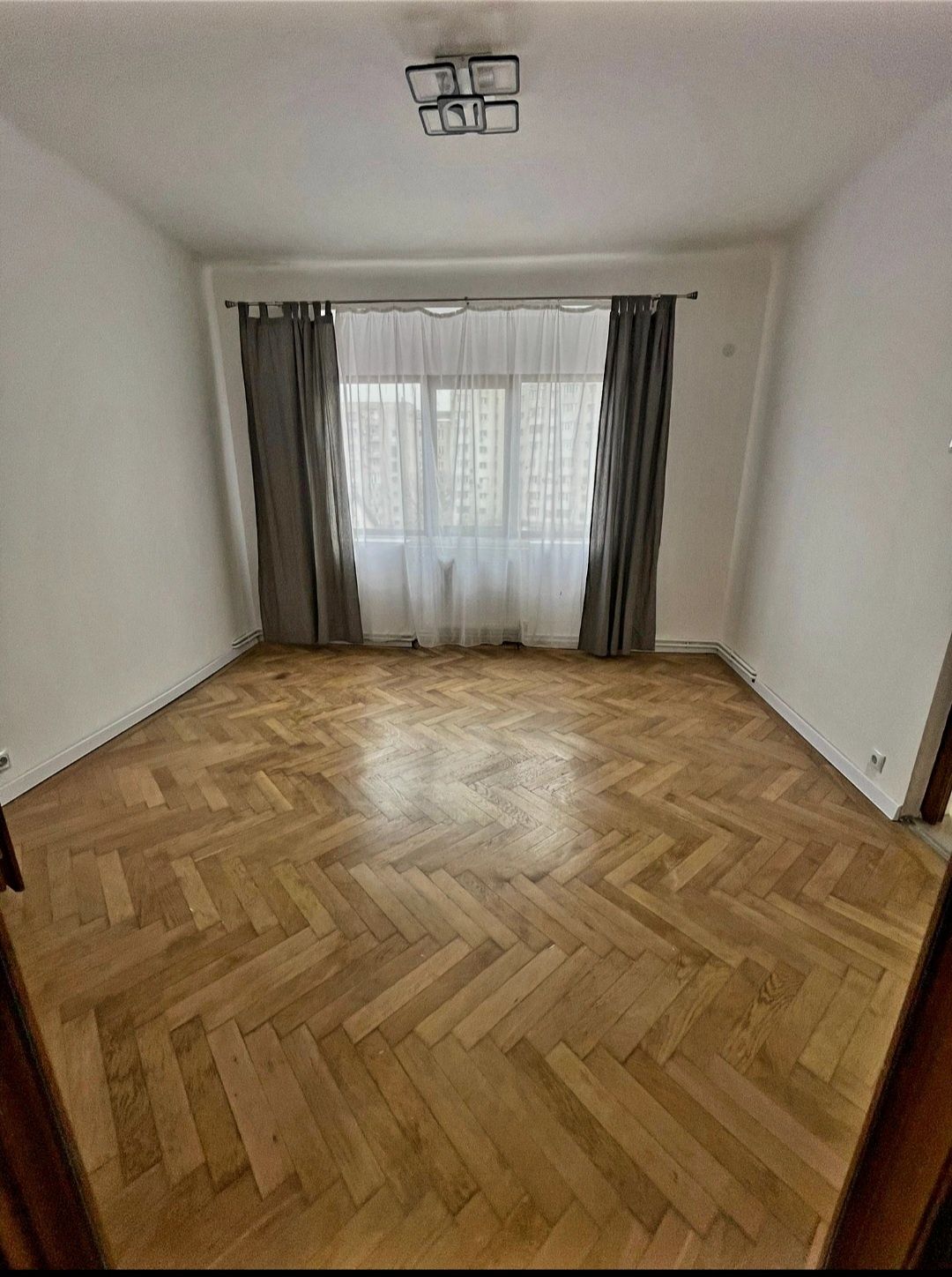 Vând apartament cu patru camere zona piața Muncii