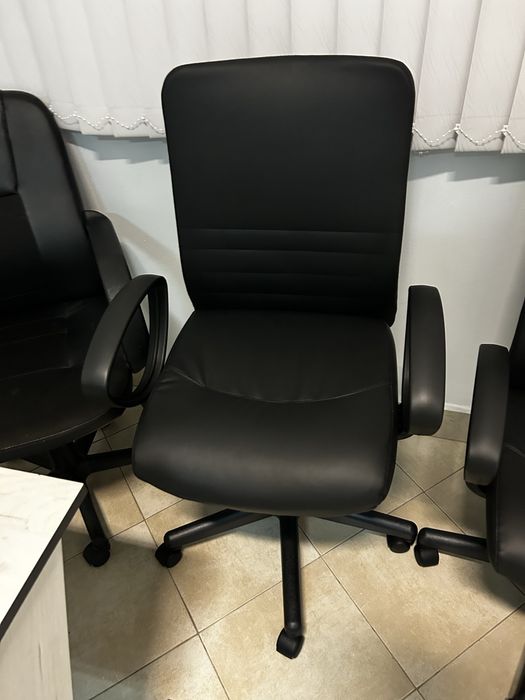 Чисто нови офис столове