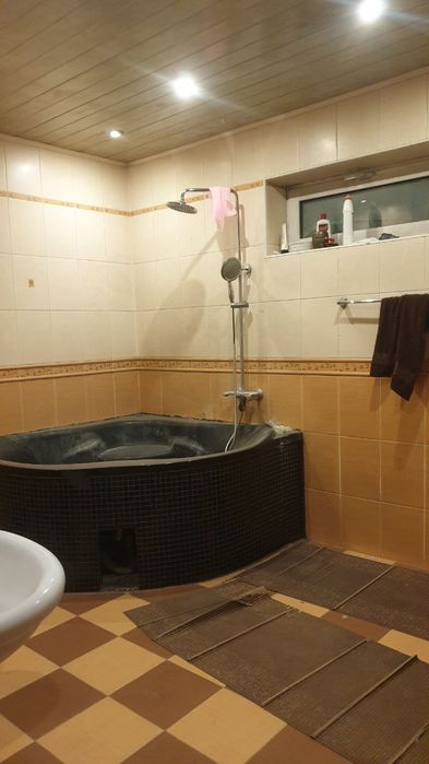 Uy sotiladi. 4/6/9. Bankovskiy. 203 m² Olmazor tumani. Medgorodok.