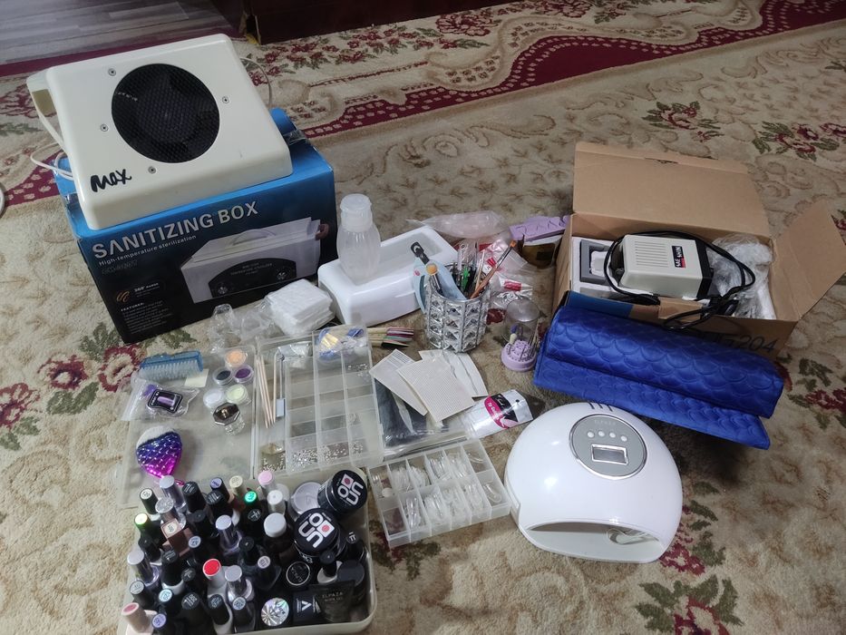 Продаётся набор для наращивания ногтей.