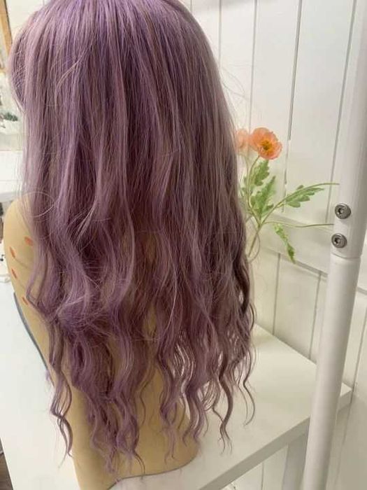 Лилава чуплива перука с бретон