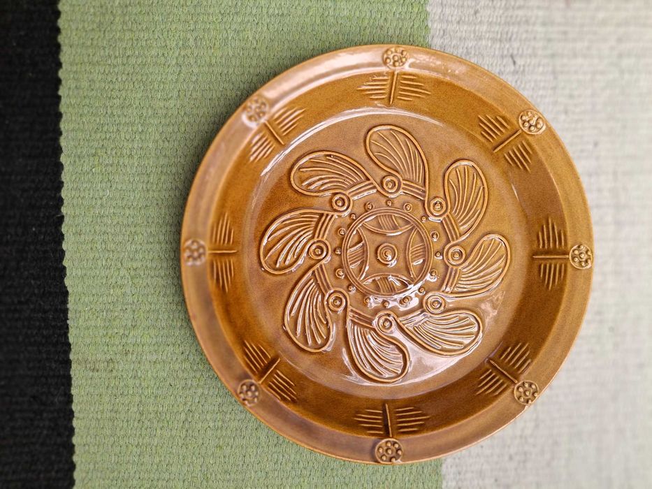 7 farfurii,gresie glazurata,decorate in relief,conf. poze si descriere