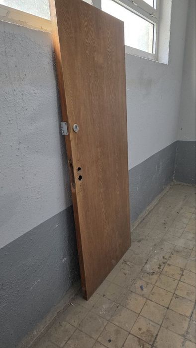 Входная деревянная  дверь.