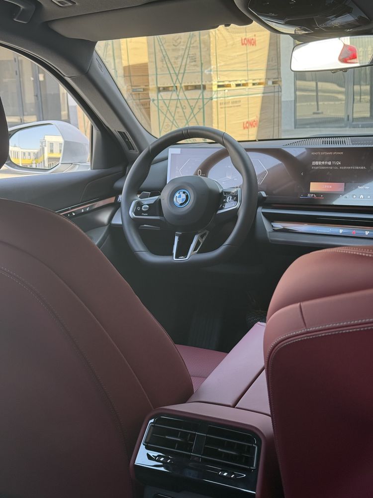 BMW i5 2025 v nalichii