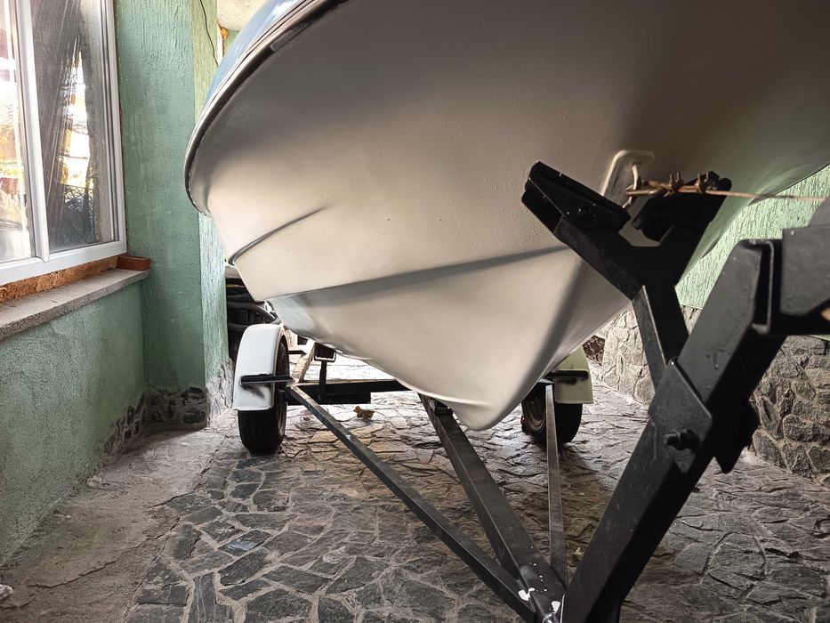 Лодка ELAN Gliser GT402 с колесар