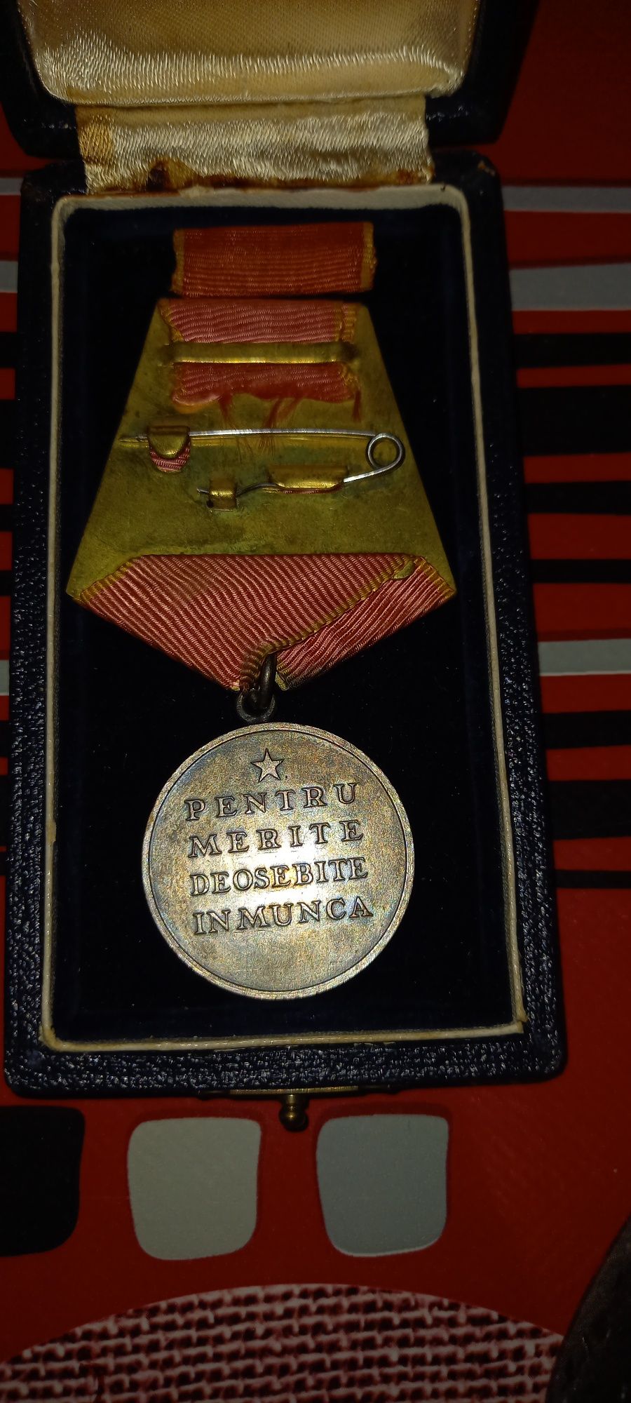 Lot insigne/medali vechi din perioada comunista