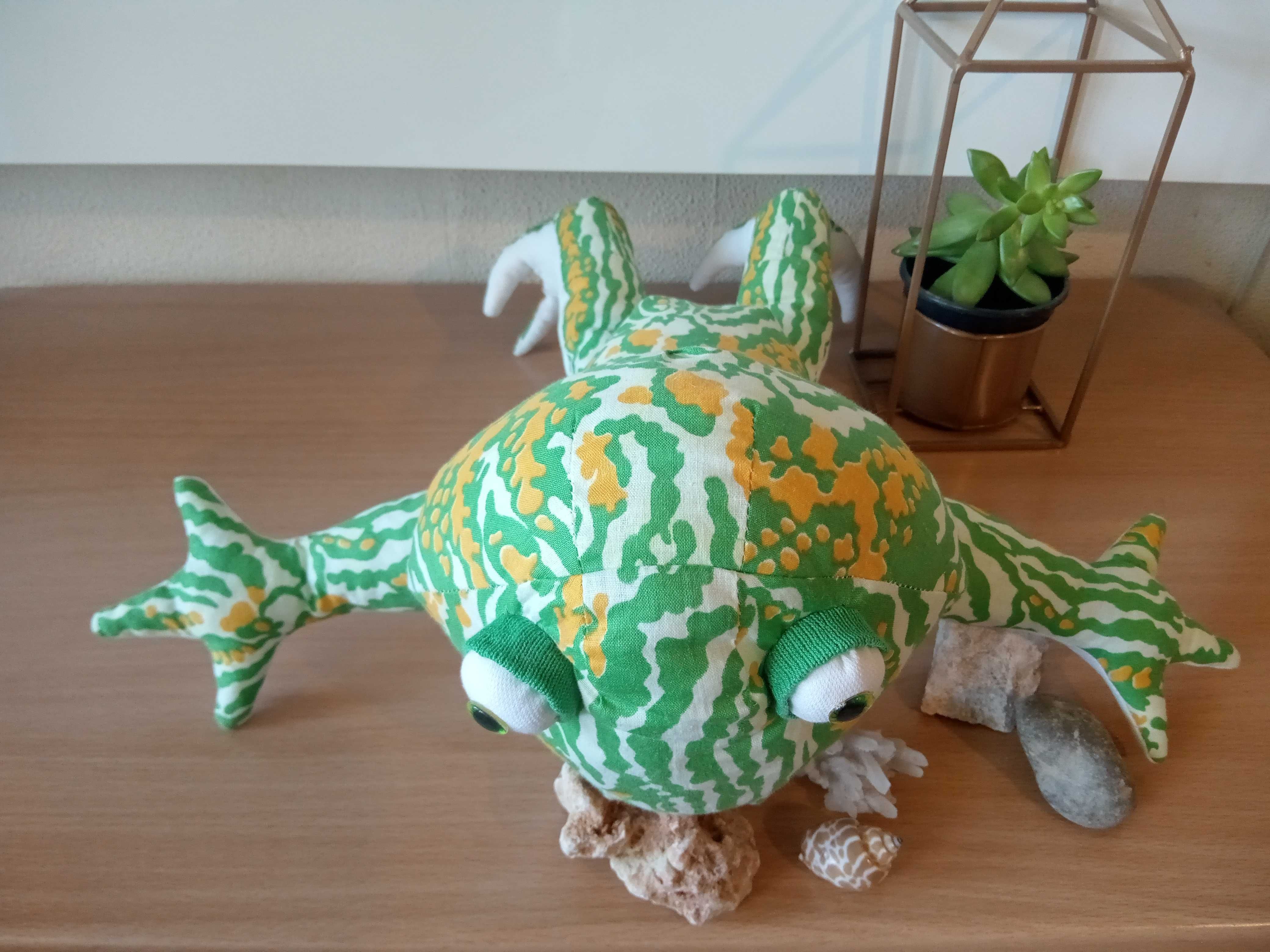 Текстилна играчка Жаба, мека и сладка.