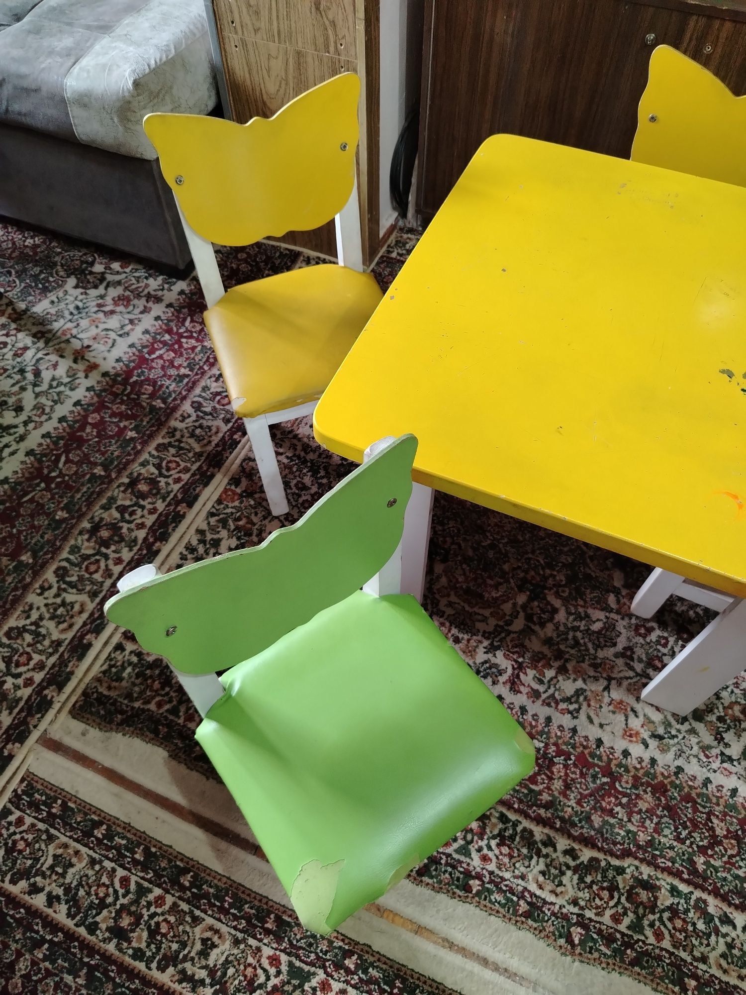 Detskiy stol stul sotiladi yaxwi xolati