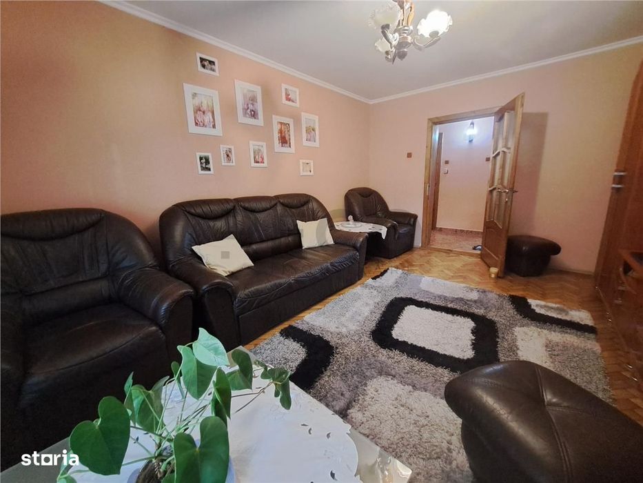 RECO Apartament cu trei camere decomandat