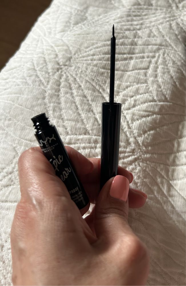 Дълготрайна очна линия NYX - черна нова