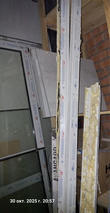 Пластиковые остеклённые двери на балкон балкон